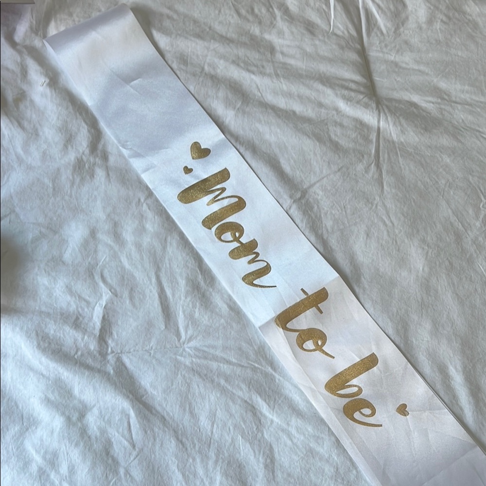 White and Gold 'Mom to Be' Sash